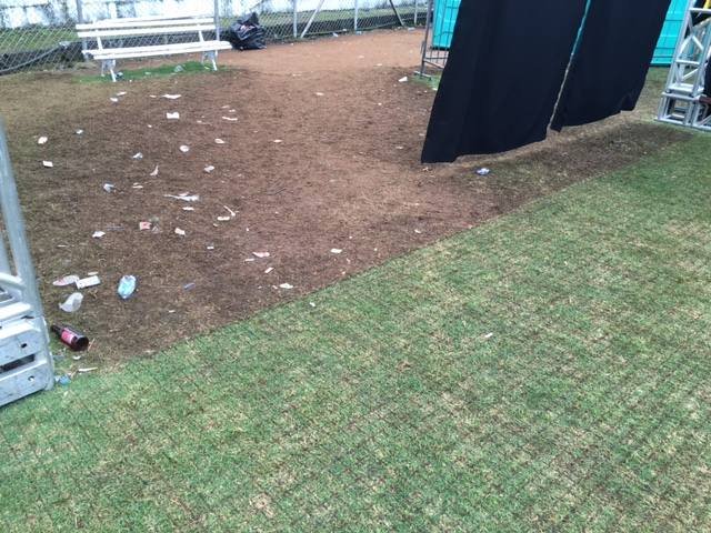 Gramado destruído após evento sem piso